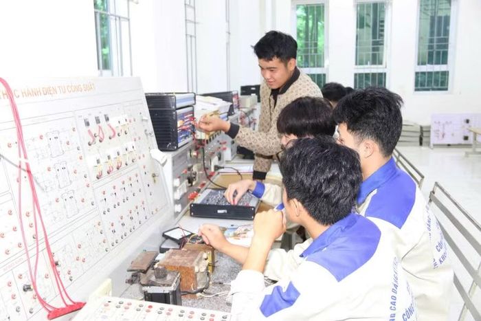 Sinh viên ngành Điện công nghiệp đang thực hành trên mô hình.
