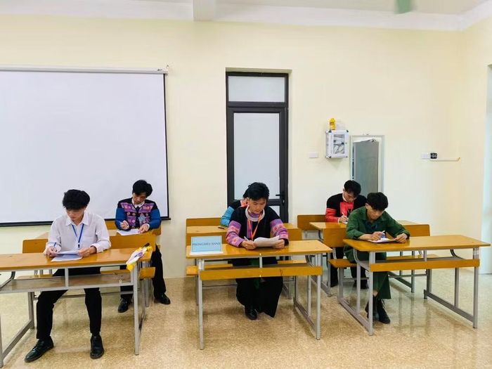 Sinh viên Trường Cao đẳng Sơn La đang chăm chú nghiên cứu tài liệu trên lớp.