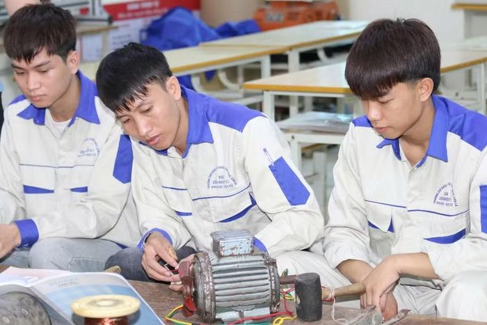 Sinh viên Trường Cao đẳng Kỹ thuật Công nghệ Sơn La trong tiết thực hành.