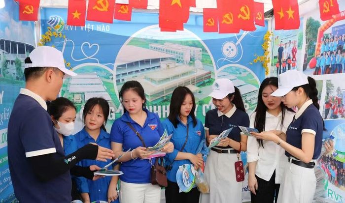 Sinh viên Trường Cao đẳng Sơn La tham gia ngày hội việc làm.