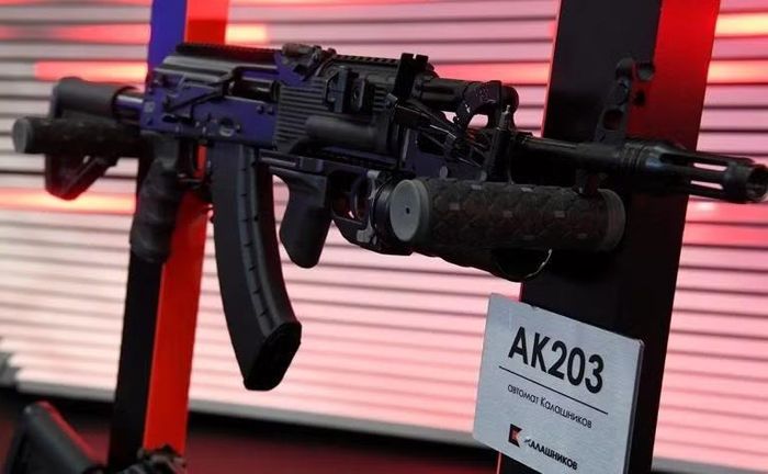 Súng trường tấn công AK-203.
