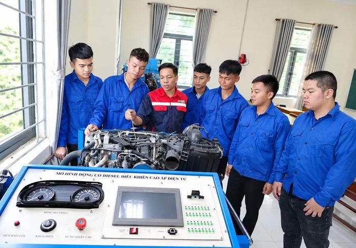 Học viên thực hành trên thiết bị đào tạo nghề, nâng cao kỹ năng đáp ứng yêu cầu của thị trường lao động. Ảnh: Đào Hằng