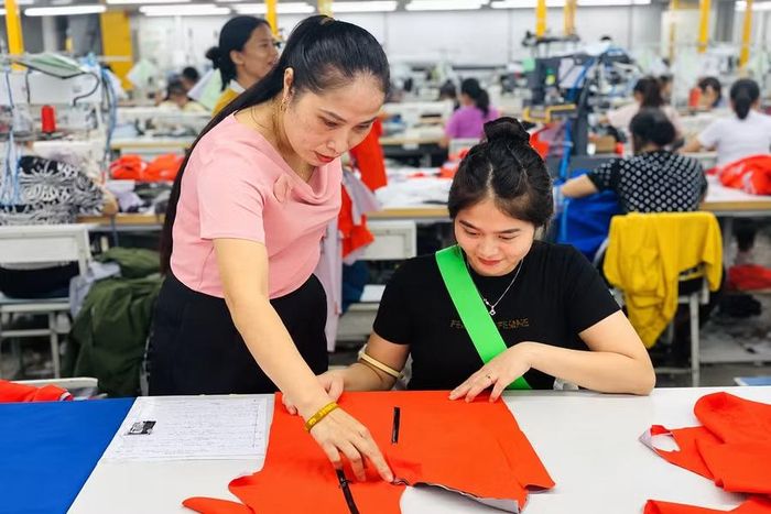 Lao động Công ty TNHH Santa Clara trong quá trình sản xuất sản phẩm may mặc.