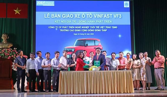 Trường CĐ Cộng đồng Đồng Tháp đón nhận xe VinFast VF3 được doanh nghiệp tài trợ, góp phần nâng cao kỹ năng thực hành và tăng cơ hội việc làm sau khi tốt nghiệp. Ảnh: Trường CĐ Cộng đồng Đồng Tháp.
