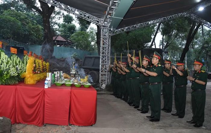  Đảng ủy, Bộ Tư lệnh Quân khu 7 tổ chức đoàn đến dâng hương, dâng hoa tại Công viên Lê Thị Riêng. 