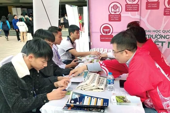 Học sinh THPT tìm hiểu thông tin tuyển sinh, ngành nghề tại chương trình tư vấn hướng nghiệp ở Ninh Bình. Ảnh: Minh Thuận