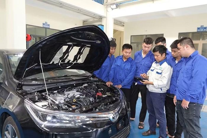 Sinh viên ngành Công nghệ ô tô, Trường Cao đẳng Cơ điện nông nghiệp và môi trường trong giờ thực hành. Ảnh: Đào Hằng