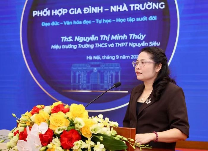 TS Nguyễn Thị Minh Thúy – Hiệu trưởng Trường THCS & THPT Nguyễn Siêu (Hà Nội) trao đổi tại hội thảo