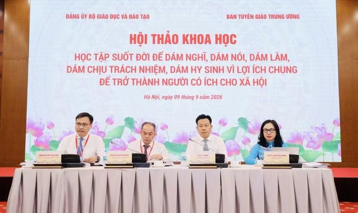 Thứ trưởng Lê Quân và các thành viên Đoàn Chủ tọa điều hành Hội thảo.