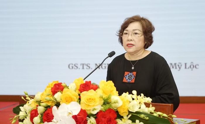 GS.TS Nguyễn Thị Mỹ Lộc – nguyên Hiệu trưởng Trường Đại học Giáo dục (Đại học Quốc gia Hà Nội) tham luận tại hội thảo.