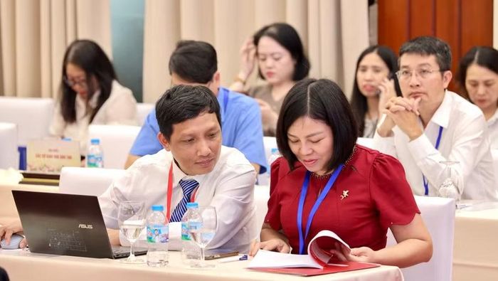 Đại biểu nghiên cứu tài liệu hội thảo.