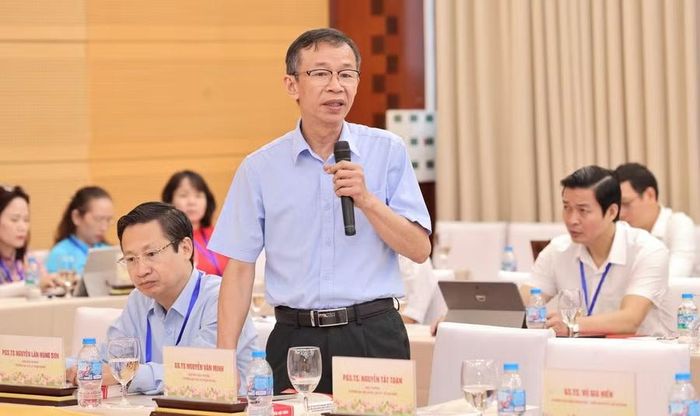 GS.TS Nguyễn Văn Minh - nguyên Hiệu trưởng Trường Đại học Sư phạm Hà Nội thảo luận tại hội thảo.