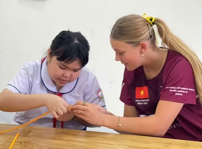 Học sinh thực hành làm sản phẩm.