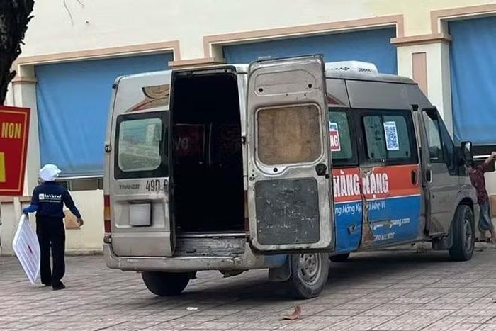 Chiếc xe giao suất ăn cho học sinh tại Trường Tiểu học Kim Bài trưa 8/9. Ảnh: Phụ huynh cung cấp.