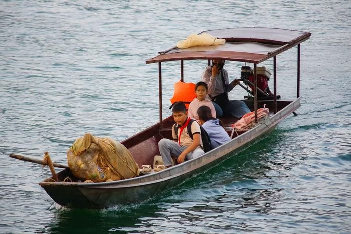 Cung đường tới lớp gian nan của các em học sinh thôn Ngòi Hoa, xã Mường Hoa.