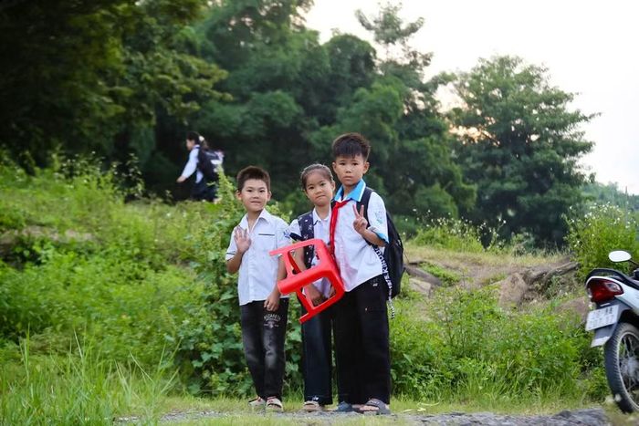 Học sinh trên đường đến trường.