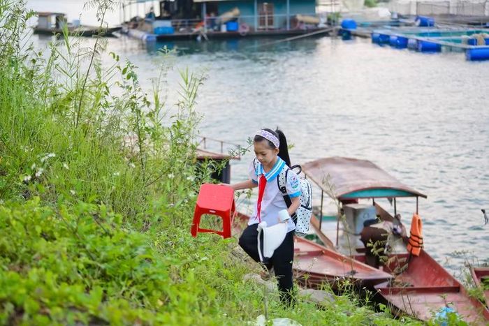 Học sinh thôn Ngòi Hoa trên hành trình đến trường.