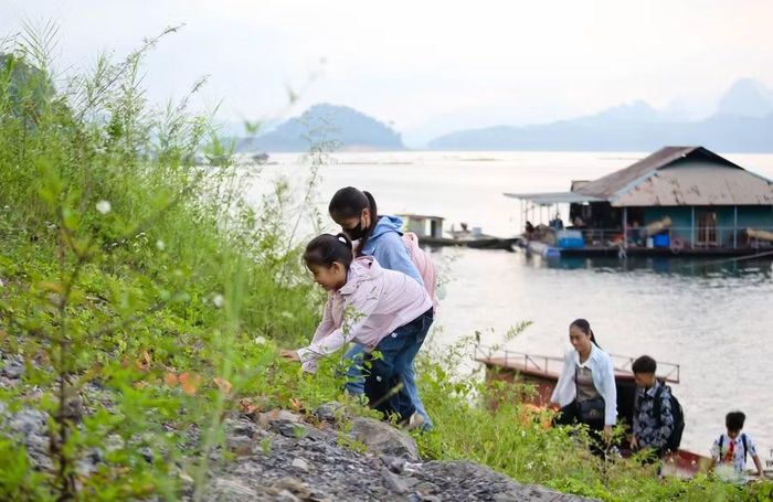 Khu vực bến thuyền chủ yếu là đường đất, đá tiềm ẩn nguy cơ trơn trượt.