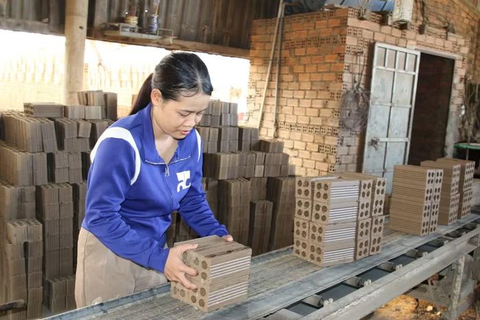 Chị Hoanh Êban mong muốn học nghề nhưng băn khoăn về khả năng vận dụng và điều kiện phát triển sau đào tạo.