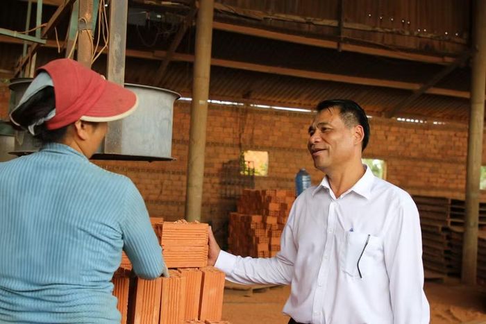 Ông Hoàng Minh Giám - Chủ tịch UBND xã Krông Ana tìm hiểu nhu cầu học nghề của các công nhân.
