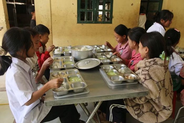 Những bữa cơm bán trú giúp học sinh yên tâm học tập.