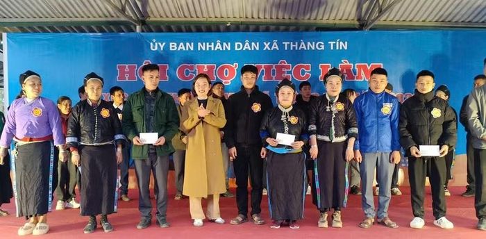 UBND xã Thàng Tín tổ chức Hội chợ việc làm và xúc tiến thương mại năm 2026.