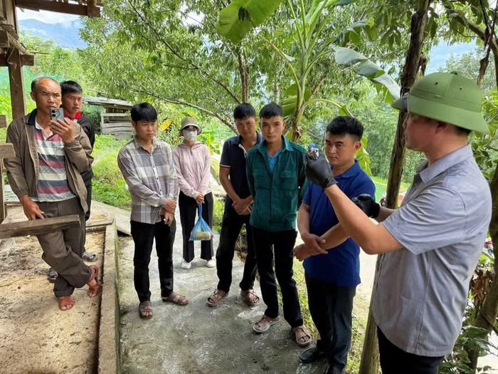 Cán bộ Trạm Chăn nuôi, Thú y và Thủy sản khu vực IV hướng dẫn người dân Thàng Tín kiến thức phòng, chống dịch bệnh trên đàn gia súc, bảo quản và sử dụng vắc xin đúng quy định.