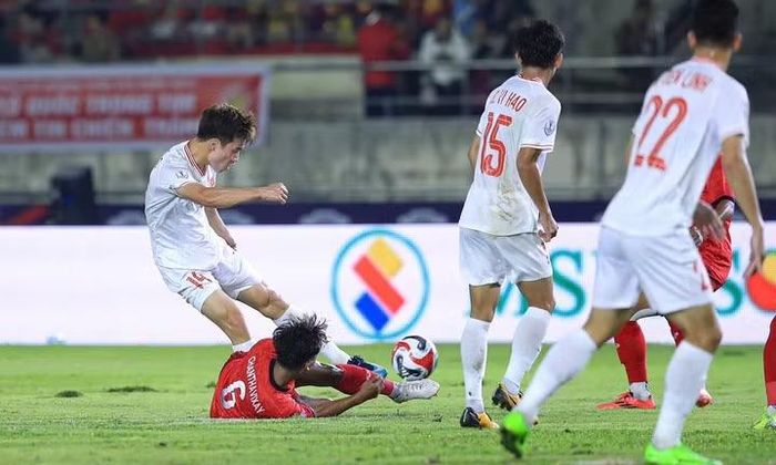 Sau chức vô địch ASEAN Cup 2026, ông Nguyễn Đức Thụy thưởng nóng cho Hoàng Đức 1 tỷ đồng. Trước đó, ở AFF Cup 2024, Hoàng Đức cũng nhận về số tiền thưởng tương tự từ ông bầu của Ninh Bình FC. Ảnh: Internet.
