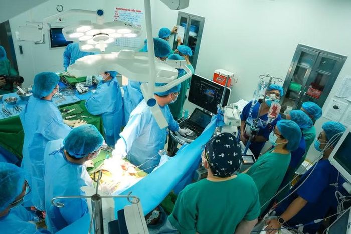 Toàn cảnh 8 giờ thực hiện ca phẫu thuật.