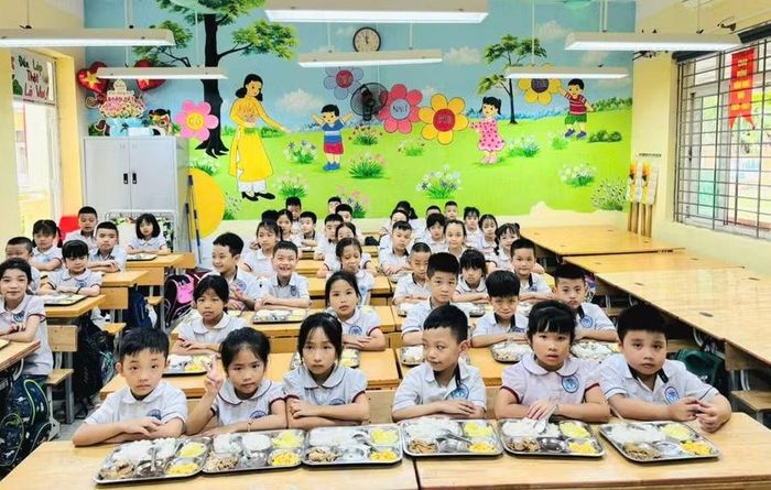 Học sinh một trường tiểu học tại Hà Nội ăn bán trú năm học 2026-2027.