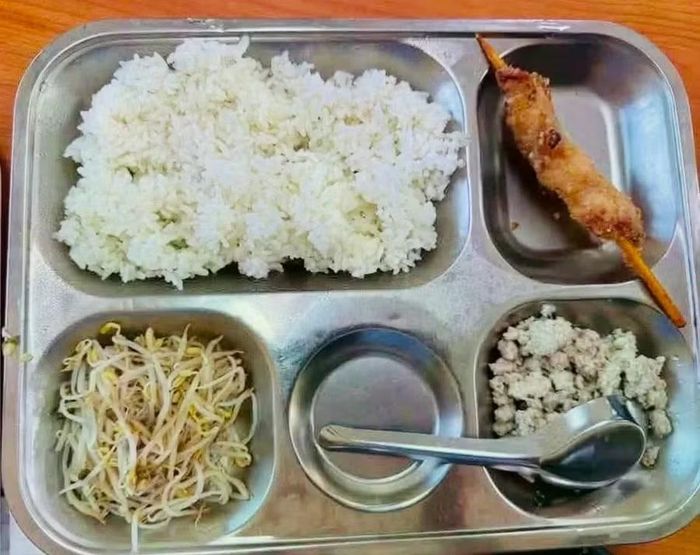 Hình ảnh khay cơm tại Trường Tiểu học Trung Giã B, xã Trung Giã ngày 8/9. Ảnh: PHCC.