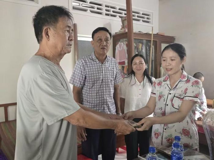 Sau nhiều lần thuyết phục, chị Nhung chỉ nhận 20 triệu đồng và trao trả lại cho ông Khanh 30 triệu đồng.