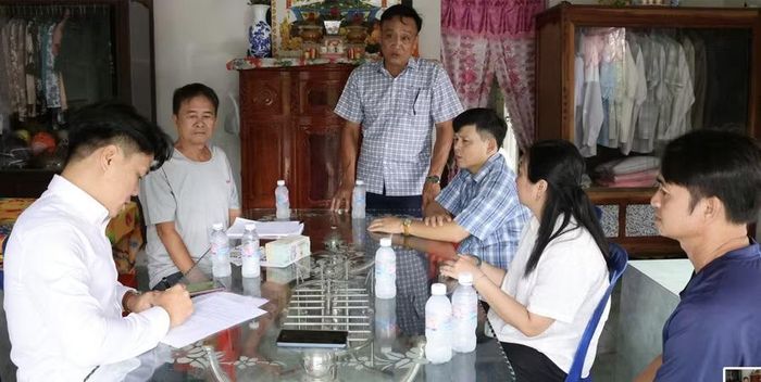 Số tiền hàng trăm triệu đồng từ các mạnh thường quân đã giúp cho gia đình Bằng vượt qua khó khăn trước mắt.
