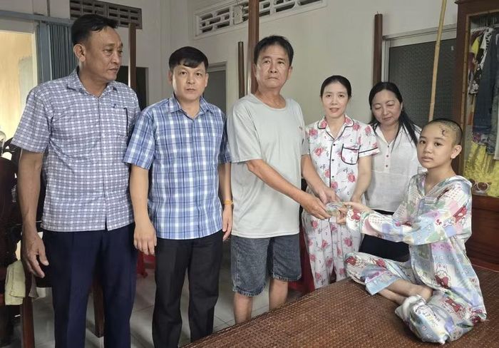 Ông Lê Văn Khanh trao 50 triệu đồng cho em Nguyễn Đoàn Yến Thơ, nhưng mẹ của em chỉ đồng ý nhận 20 triệu vì còn sức lao động, có thể lo cho con.