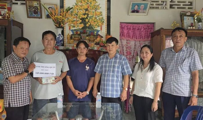 Anh Phạm Đỗ Minh Trung (trái) trao số tiền 349 triệu đồng từ các mạnh thường quân cho gia đình Bằng.