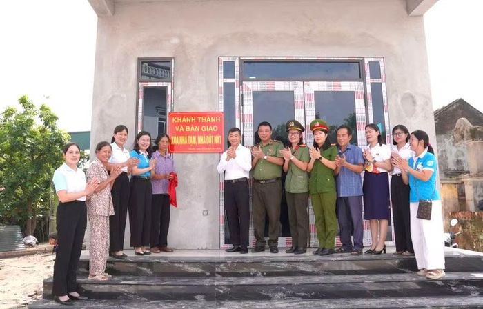Ban phụ nữ Công an tỉnh Hưng Yên phối hợp tổ chức bàn giao nhà cho hộ nghèo tại xã Yên Mỹ. Ảnh: Nguyễn Thị Thủy