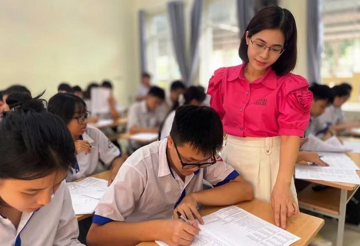 Cô và trò Trường THCS Đông Thọ, phường Hàm Rồng (Thanh Hóa) trong giờ học.