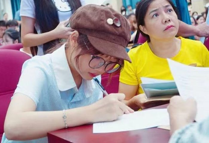 Tân sinh viên làm thủ tục nhập học vào Học viện Quản lý giáo dục.