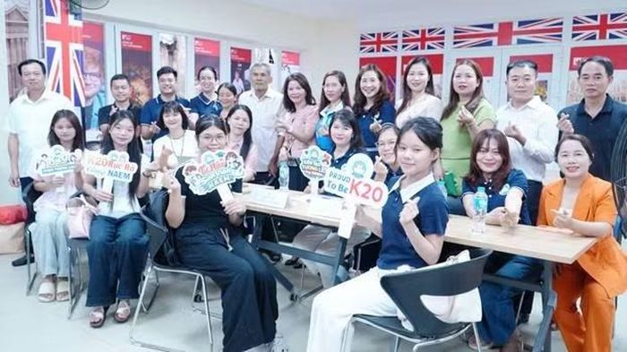 Lãnh đạo Học viện và cán bộ, giảng viên gặp gỡ, động viên tân sinh viên.