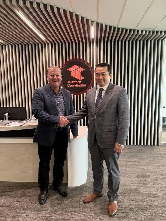 Tổng Lãnh sự Phạm Hải Anh chụp ảnh cùng ông Stuart Knowles, Điều phối viên Lãnh thổ Bắc Australia tại Trụ sở chính quyền Bắc Australia.