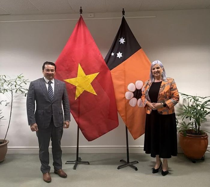 Tổng Lãnh sự Phạm Hải Anh chụp ảnh cùng bà Robyn Cahill, Bộ trưởng Thương mại, Kinh doanh và Quan hệ châu Á tại Nhà Quốc hội Bắc Australia.