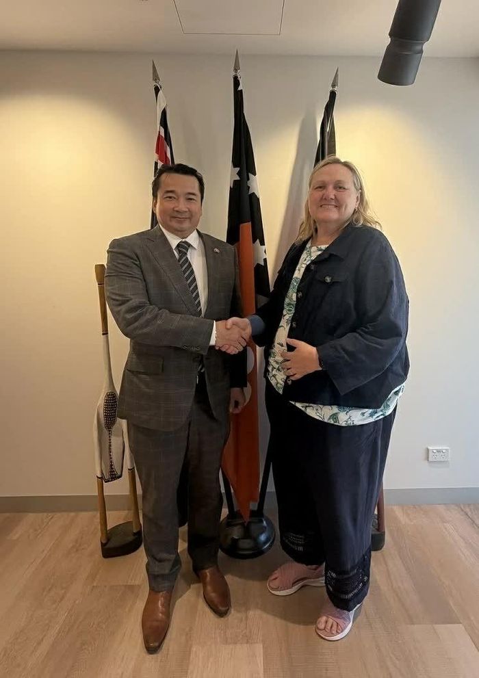Tổng Lãnh sự Phạm Hải Anh chụp ảnh cùng bà Suzy Wilson OTL, Giám đốc Văn phòng Bắc Australia của Bộ Ngoại giao và Thương mại Australia (DFAT).