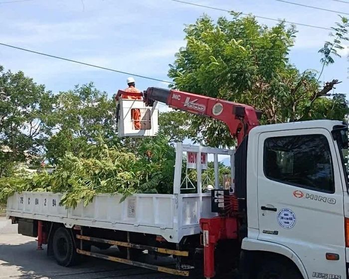 Thường xuyên thực hiện các công tác bảo trì, bảo dưỡng nhằm bảo đảm lưới điện. (Nguồn: Điện lực Huế)