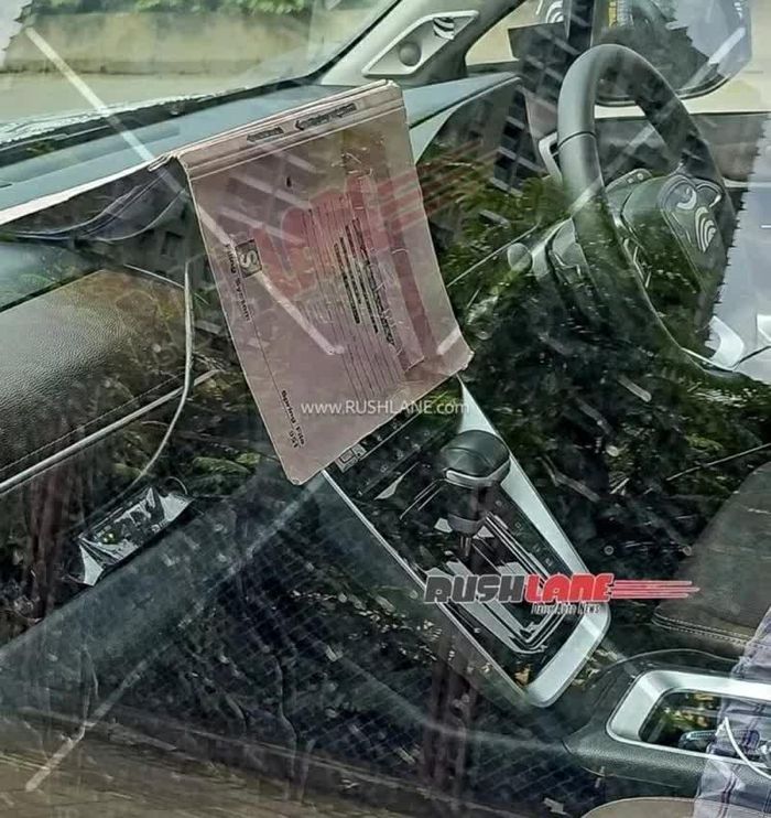Khu vực táp-lô và cụm điều khiển trung tâm của Toyota Innova Hycross facelift có bố cục khá tương đồng với bản hiện hành.