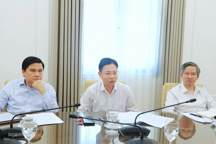 Thứ trưởng Ngoại giao Ngô Lê Văn đánh giá cao công tác đối ngoại địa phương của tỉnh Đồng Nai, khẳng định Bộ Ngoại giao sẵn sàng hỗ trợ Đồng Nai mở rộng quan hệ đối ngoại, thúc đẩy hợp tác quốc tế trên các lĩnh vực. (Ảnh: Nguyễn Nhuận)