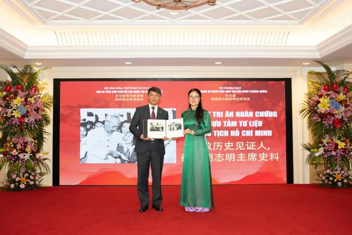 Ông Nguyễn Văn Dương, Phó Giám đốc Khu Di tích Phủ Chủ tịch, trao tặng ảnh tư liệu cho Tổng Lãnh sự quán Việt Nam tại Côn Minh. (Ảnh: Khu Di tích Chủ tịch Hồ Chí Minh tại Phủ Chủ tịch).