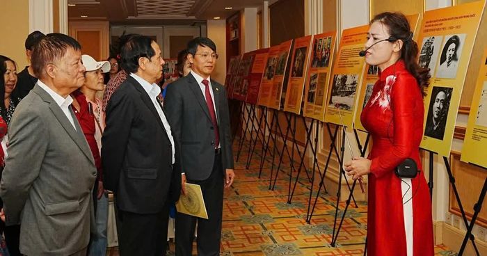 Đại biểu nghe giới thiệu nội dung triển lãm. (Ảnh: Khu Di tích Chủ tịch Hồ Chí Minh tại Phủ Chủ tịch)