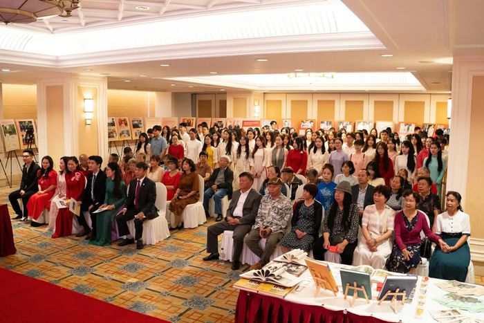 Đông đảo đại biểu, bà con kiều bào, lưu học sinh Việt Nam tại Vân Nam tham dự chuỗi sự kiện. (Ảnh: Khu Di tích Chủ tịch Hồ Chí Minh tại Phủ Chủ tịch),