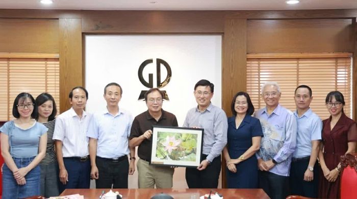 Đại diện NXB Giáo dục Việt Nam và Tập đoàn Xuất bản Giáo dục Pelangi (Malaysia) chụp ảnh kỷ niệm. (Nguồn: NXB Giáo dục Việt Nam)