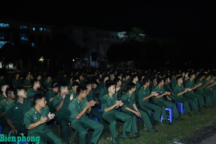 Chương trình nhận được sự cổ vũ nhiệt tình của các học viên Học viện Biên phòng. Ảnh: Ngọc Lâm